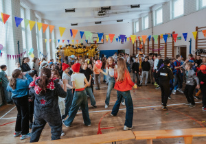 Zdjęcie grupowe. Ucznowie bawiący się w czasie balu.