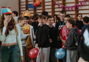 Zdjęcie grupowe. Ucznowie bawiący się w czasie balu.