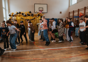 Zdjęcie grupowe. Ucznowie bawiący się w czasie balu.