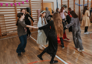 Zdjęcie grupowe. Ucznowie bawiący się w czasie balu.