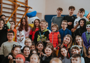 Zdjęcie grupowe. Ucznowie bawiący się w czasie balu.