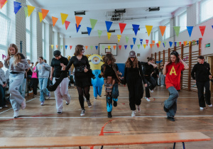 Zdjęcie grupowe. Ucznowie bawiący się w czasie balu.