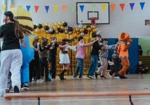 Zdjęcie grupowe. Ucznowie bawiący się w czasie balu.