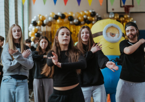 Zdjęcie grupowe. Ucznowie bawiący się w czasie balu.