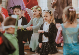 Zdjęcie grupowe. Ucznowie bawiący się w czasie balu.