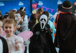 Zdjęcie grupowe. Ucznowie bawiący się w czasie balu.