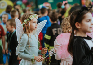 Zdjęcie grupowe. Ucznowie bawiący się w czasie balu.