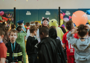 Zdjęcie grupowe. Ucznowie bawiący się w czasie balu.