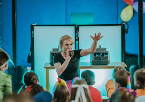 Zdjęcie grupowe. Ucznowie bawiący się w czasie balu.