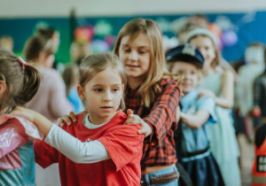 Zdjęcie grupowe. Ucznowie bawiący się w czasie balu.