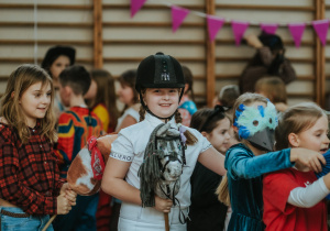 Zdjęcie grupowe. Ucznowie bawiący się w czasie balu.