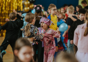 Zdjęcie grupowe. Ucznowie bawiący się w czasie balu.