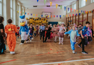 Zdjęcie grupowe. Ucznowie bawiący się w czasie balu.