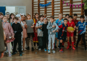 Zdjęcie grupowe. Ucznowie bawiący się w czasie balu.