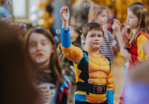 Zdjęcie grupowe. Ucznowie bawiący się w czasie balu.