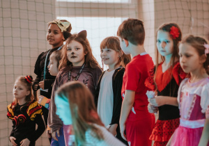 Zdjęcie grupowe. Ucznowie bawiący się w czasie balu.