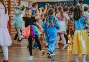 Zdjęcie grupowe. Ucznowie bawiący się w czasie balu.