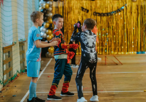 Zdjęcie grupowe. Ucznowie bawiący się w czasie balu.