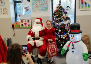 Dzieci i animatorzy w trakcie imprezy