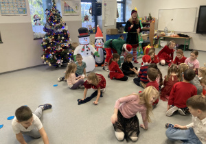 Dzieci i animatorzy w trakcie imprezy