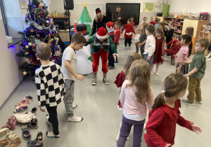 Dzieci i animatorzy w trakcie imprezy