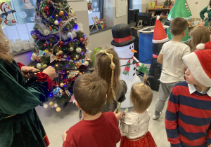 Dzieci i animatorzy w trakcie imprezy