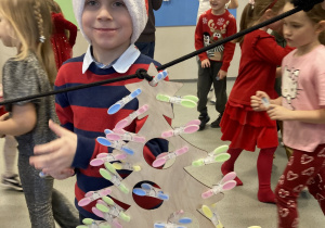 Dzieci i animatorzy w trakcie imprezy