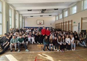 Zdjęcie grupowe na sali gimnastycznej