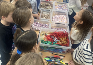 Dzieci w czasie prac warsztatowych