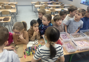 Dzieci w czasie prac warsztatowych