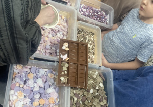 Dzieci w czasie prac warsztatowych