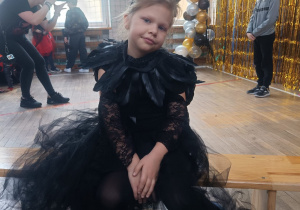 Dzieci w przebraniach w czasie zabawy karnawałowej