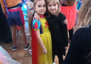 Dzieci w przebraniach w czasie zabawy karnawałowej