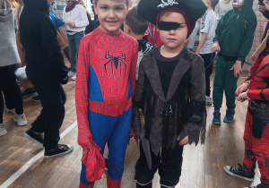 Dzieci w przebraniach w czasie zabawy karnawałowej