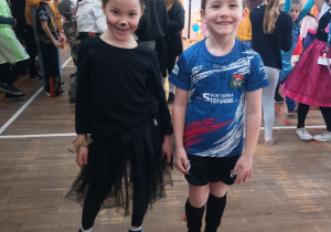 Dzieci w przebraniach w czasie zabawy karnawałowej