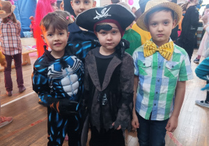 Dzieci w przebraniach w czasie zabawy karnawałowej