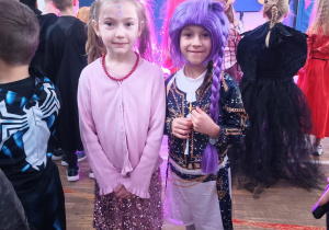 Dzieci w przebraniach w czasie zabawy karnawałowej