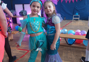 Dzieci w przebraniach w czasie zabawy karnawałowej