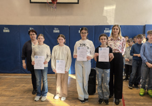 Zdjęcie grupowe nauczycieli i uczniów z nagrodami