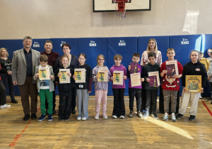 Zdjęcie grupowe nauczycieli i uczniów z nagrodami