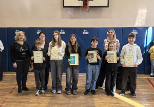 Zdjęcie grupowe nauczycieli i uczniów z nagrodami