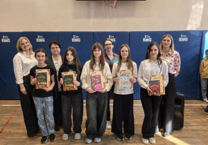 Zdjęcie grupowe nauczycieli i uczniów z nagrodami