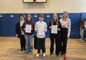 Zdjęcie grupowe nauczycieli i uczniów z nagrodami