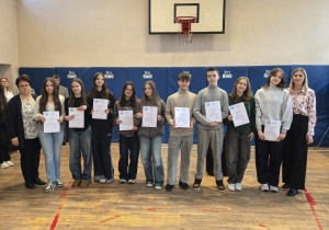 Zdjęcie grupowe nauczycieli i uczniów z nagrodami