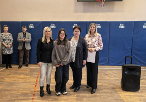 Zdjęcie grupowe nauczycieli i uczniów z nagrodami