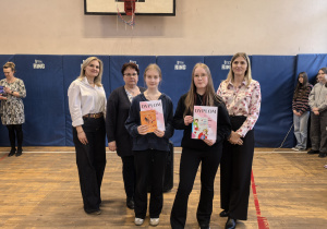 Zdjęcie grupowe nauczycieli i uczniów z nagrodami