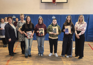 Zdjęcie grupowe nauczycieli i uczniów z nagrodami