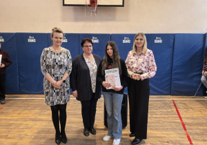 Zdjęcie grupowe nauczycieli i uczniów z nagrodami