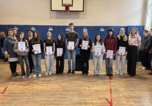 Zdjęcie grupowe nauczycieli i uczniów z nagrodami