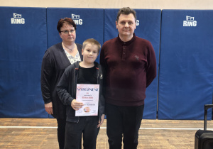 Zdjęcie grupowe nauczycieli i uczniów z nagrodami